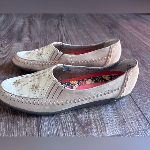 6.5 Women’s Hush Puppies Slip on Suede Shoes Embroidered Floral Flats - Picture 4 of 9